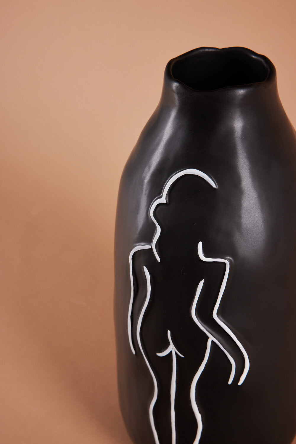 Vase med kvindeskikkelse, sort - H30,3 cm.